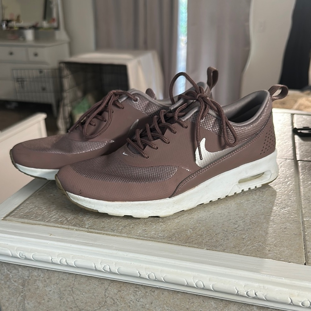 Nike women’s mauve  Sneakers